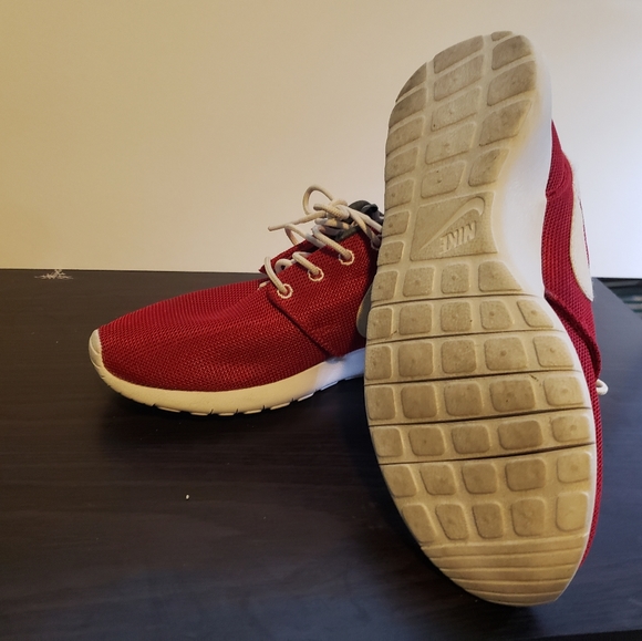 Nike Roshe One Youth Red Sneakers - Picture 5 of 5